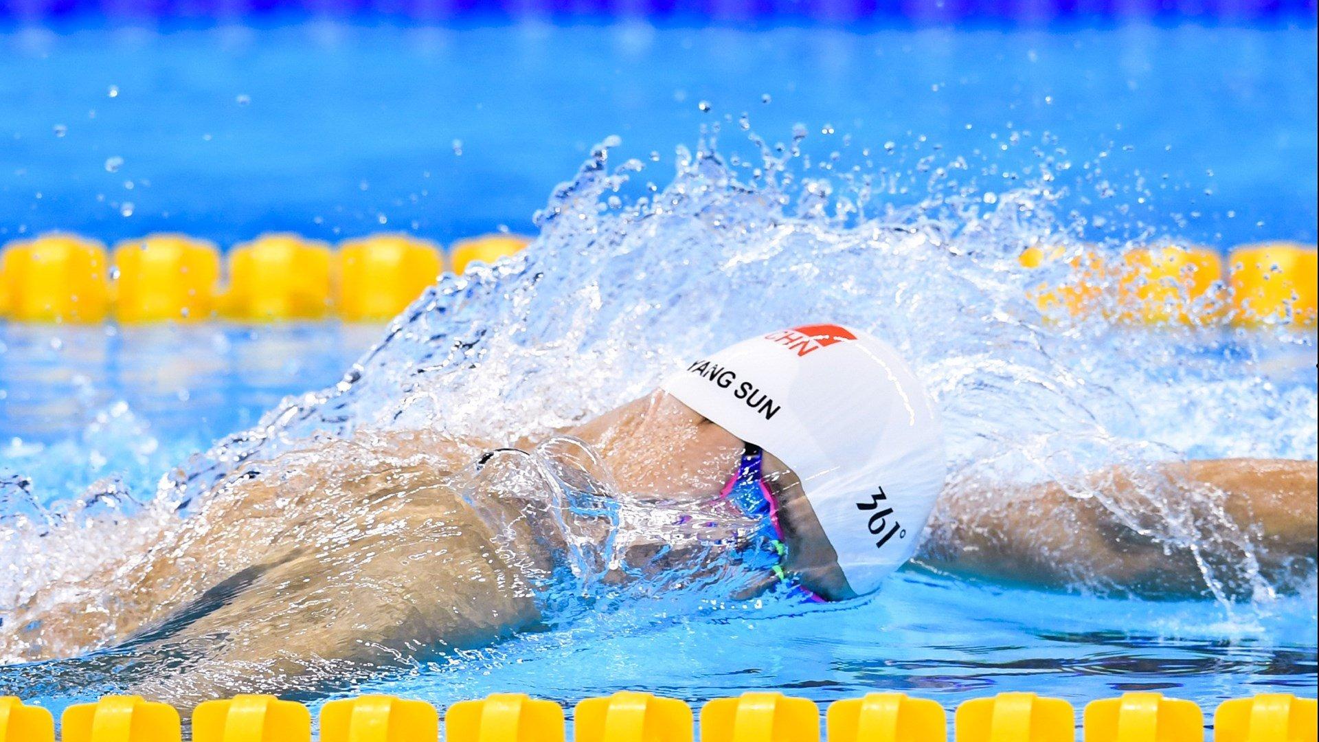 中超联赛激战正酣，上海海港领跑积分榜，山东泰山紧追不舍